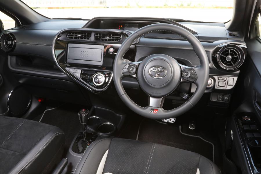 Торпедо Toyota Aqua GR Sport 2017 года  (фото 5 из 5)